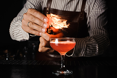 Barkeeper beim zubereiten von einem Cocktail