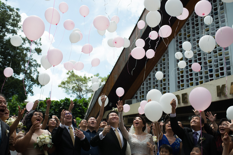 Hochzeitsgesellschaft beim Lufballons steigen