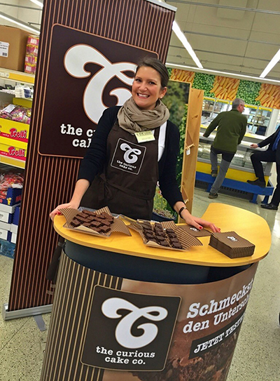 Promoterin für die Verkostung von Schokolade im Supermarkt
