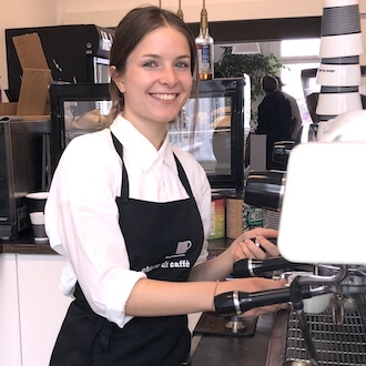 Barista bedient Kaffeemaschine bei chicco di caffe GmbH